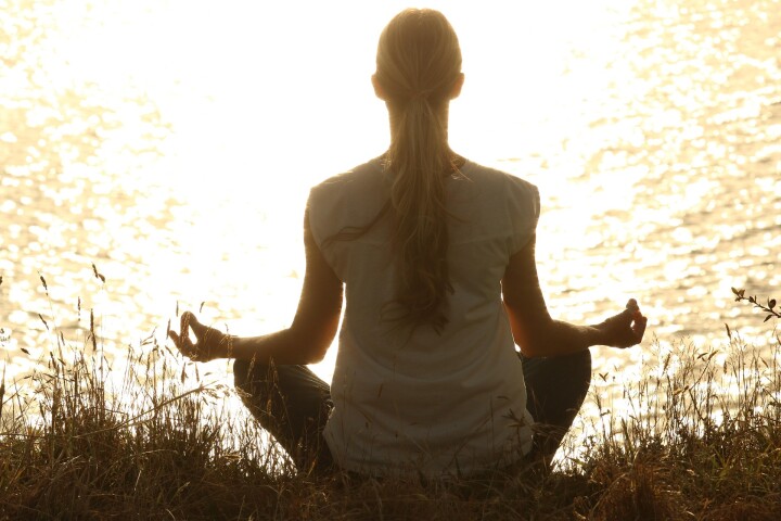 YOGA-foto-pexels-meditate-1851165_1920.jpg